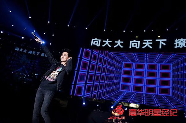 黃圣依出席向大大企業(yè)5周年榮耀盛典,林志穎零點樂隊等助陣 黃圣依出席向大大企業(yè)5周年榮耀盛典,林志穎零點樂隊等助陣