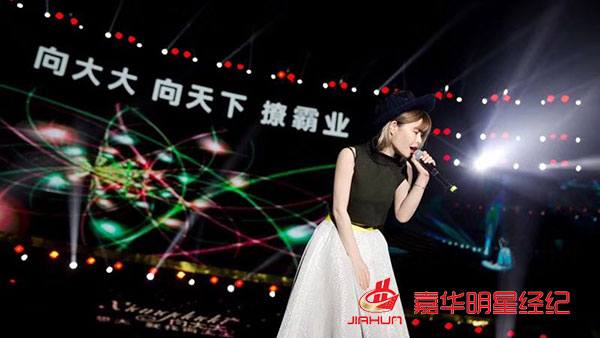 黃圣依出席向大大企業(yè)5周年榮耀盛典,林志穎零點樂隊等助陣 黃圣依出席向大大企業(yè)5周年榮耀盛典,林志穎零點樂隊等助陣