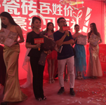 潘曉婷出席長(zhǎng)沙金絲玉瑪瓷磚簽售活動(dòng)