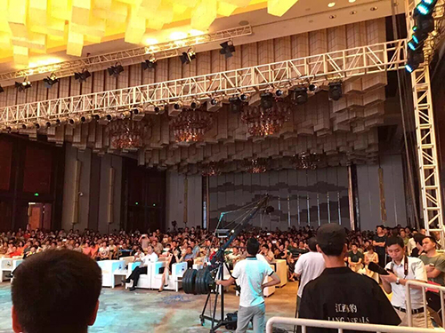 郎咸平出席南昌萊蒙都會“巨頭峰會 同領未來”經濟論壇