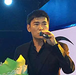 焦恩俊隨經(jīng)紀人出席燕子尊享SPA福州長樂19周年慶典