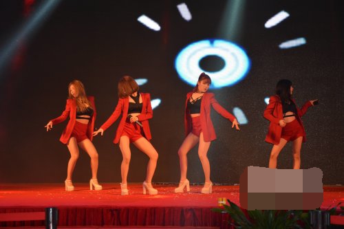 4X少女組合助力海口新城吾悅廣場(chǎng)封頂儀式