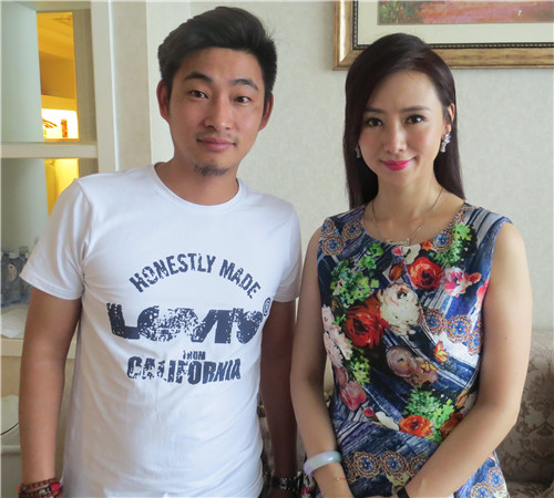 翁虹與經(jīng)紀人李志合影