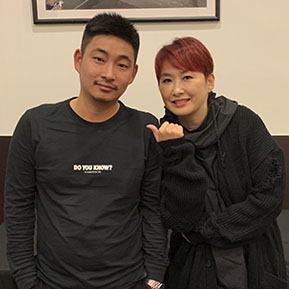 湯寶如與經(jīng)紀(jì)人李志合影 湯寶如與經(jīng)紀(jì)人李志合影